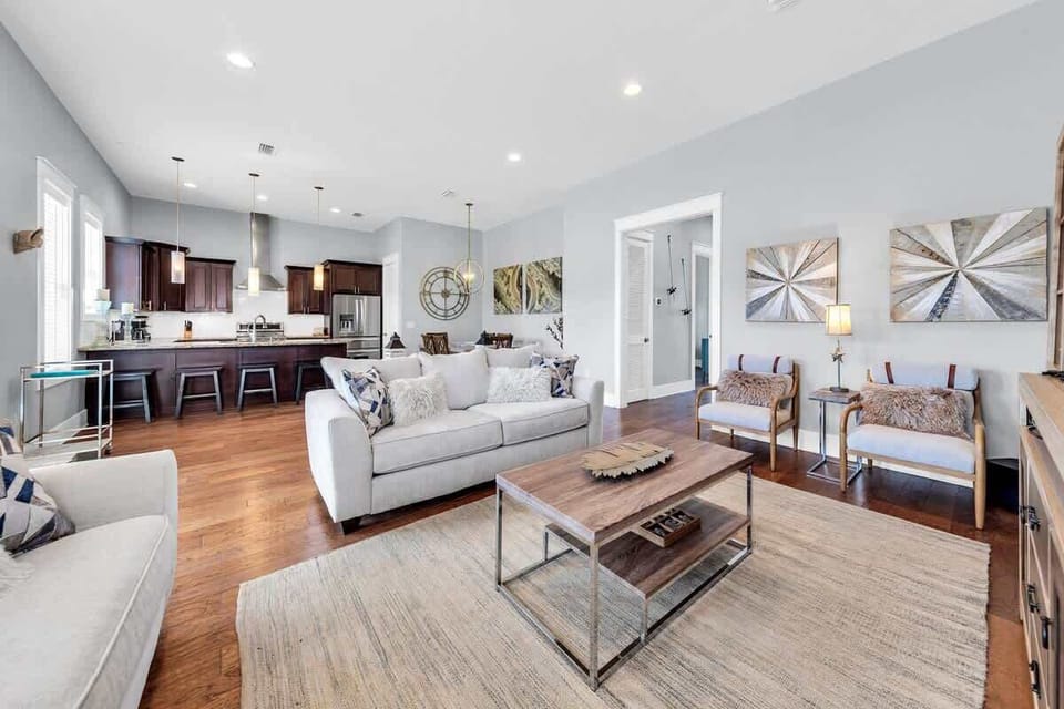 2nd Floor Living Room with Two Large Sectionals, Smart TV with Cable