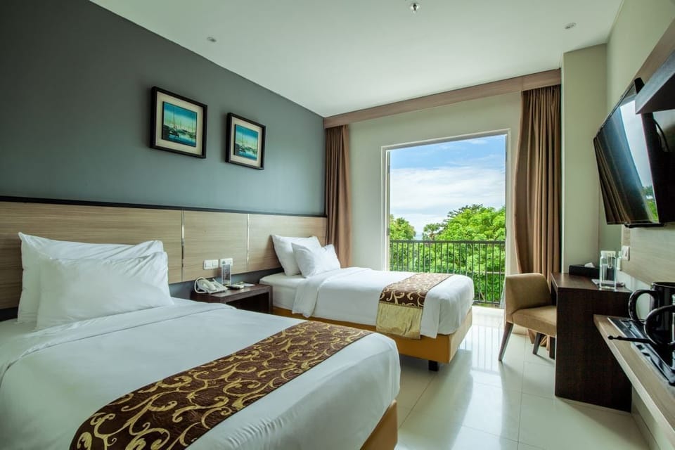 Superior Twin Room | In-room safe, desk, blackout drapes, WiFi (free)