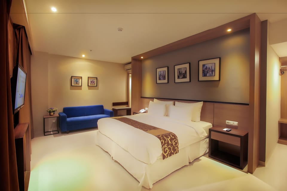 Junior Suite | In-room safe, desk, blackout drapes, WiFi (free)