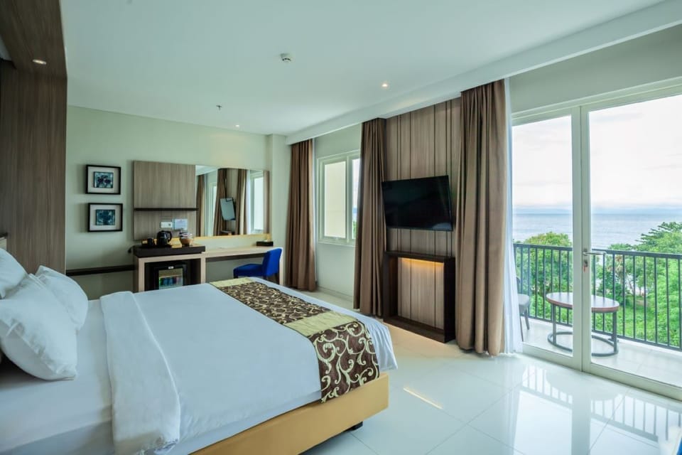 Junior Suite | In-room safe, desk, blackout drapes, WiFi (free)