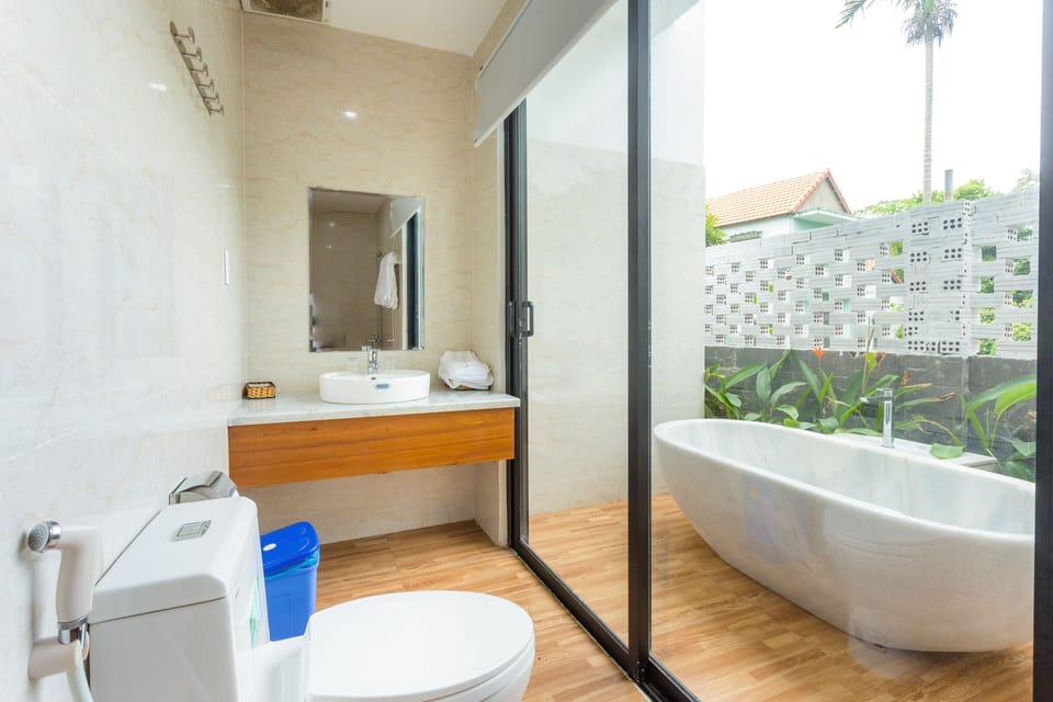 Family Suite | Bathroom | Free toiletries, hair dryer, bathrobes, slippers