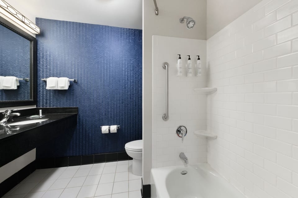 Combined shower/tub, free toiletries, hair dryer, towels