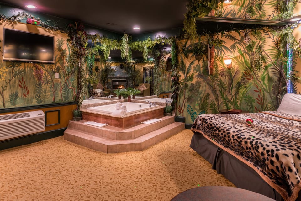 Jungle Theme Suite with Jetted Tub & Fireplace (Featured on Travel Channel in 2016) | 1 bedroom, premium bedding, individually furnished, desk