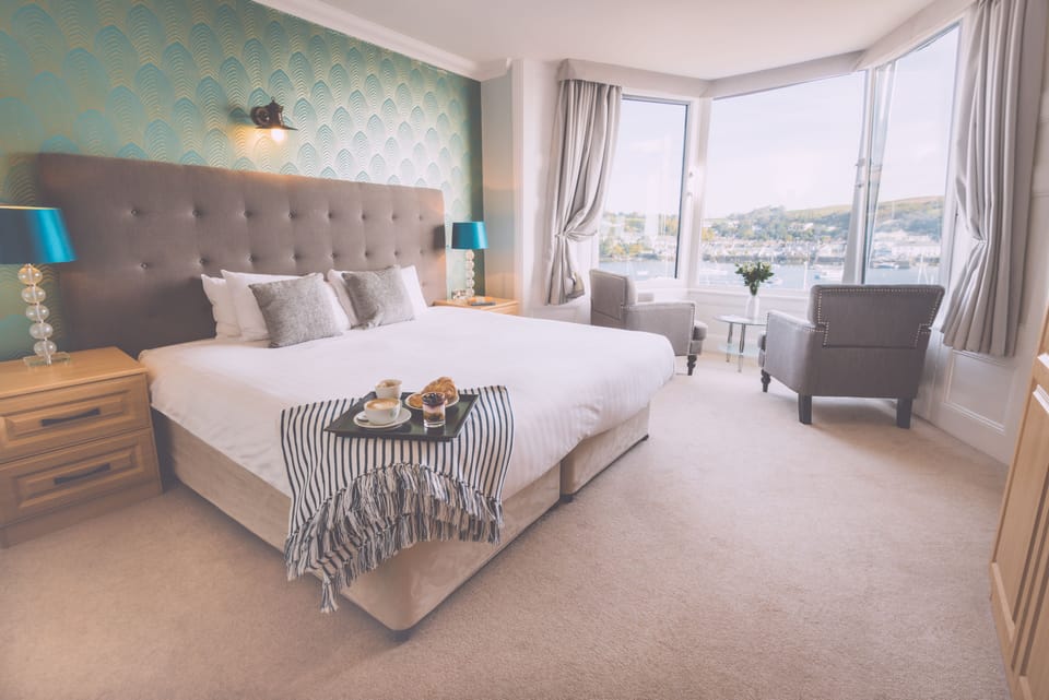 Classic Double Room, Harbor View | Desk, iron/ironing board, free WiFi, bed sheets