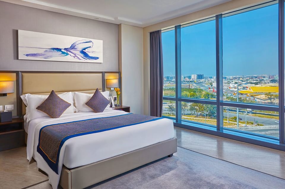 1 Bedroom Executive Suite with Living Room and Airport View | Minibar, in-room safe, blackout drapes, free WiFi