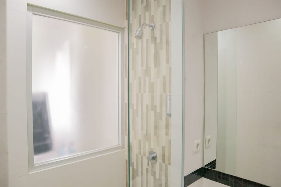 Deluxe Suite | Bathroom | Shower, towels