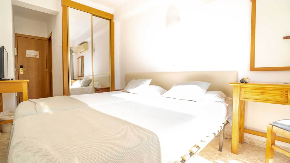 Standard Double Room, Balcony | Desk, free WiFi, bed sheets