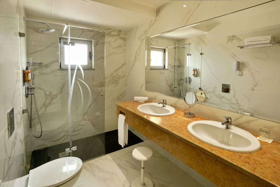 Gerbera Suite | Bathroom | Shower, hair dryer, towels