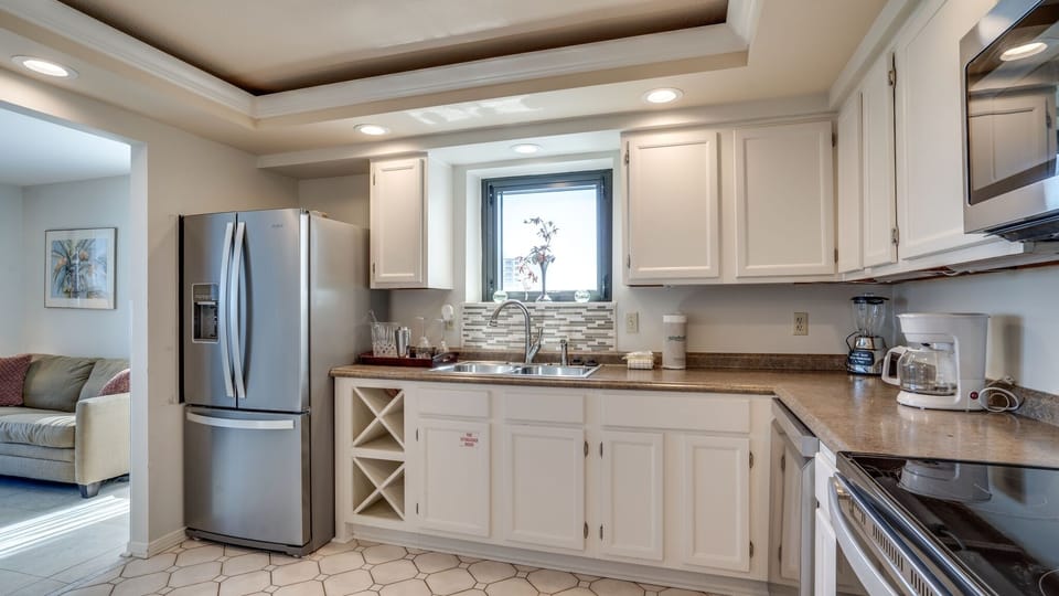 Condo, 3 Bedrooms | Private kitchen | Full-size fridge, microwave, oven, stovetop