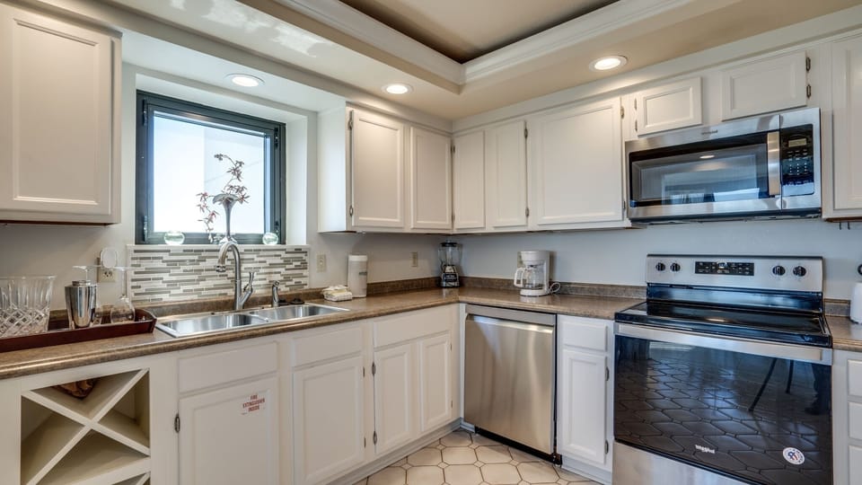 Condo, 3 Bedrooms | Private kitchen | Full-size fridge, microwave, oven, stovetop