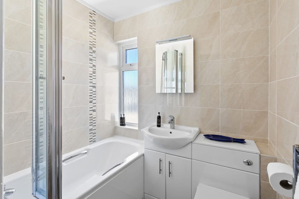 Standard Twin Room | Bathroom | Free toiletries, hair dryer, towels, soap