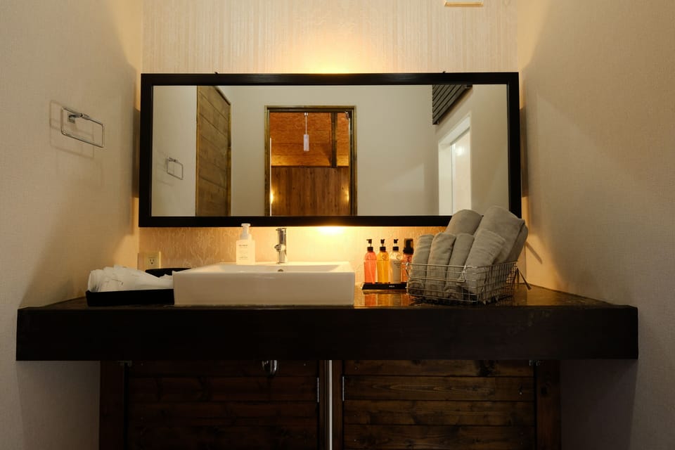 Separate tub and shower, spring water tub, free toiletries, hair dryer