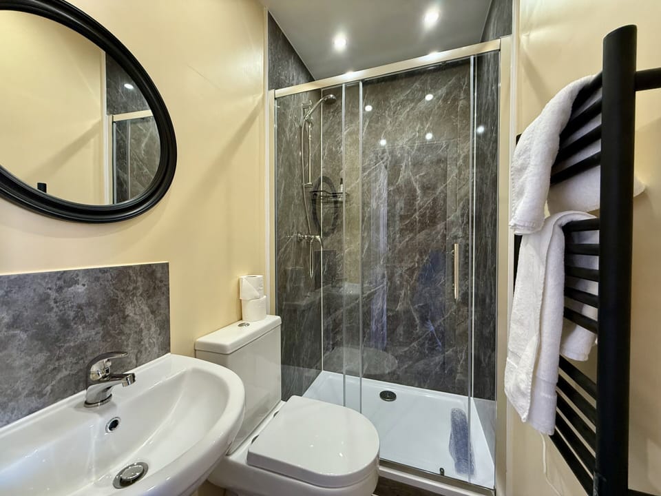 Deluxe Double Room, Ensuite, City View | Bathroom