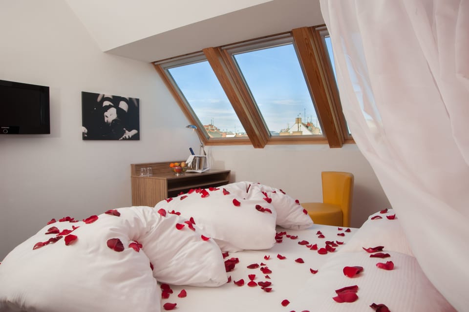 Romantic Room | In-room safe, desk, soundproofing, iron/ironing board