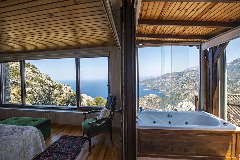 Galanthus Room, Sea View | Bathroom | Hydromassage showerhead, free toiletries, hair dryer, bathrobes