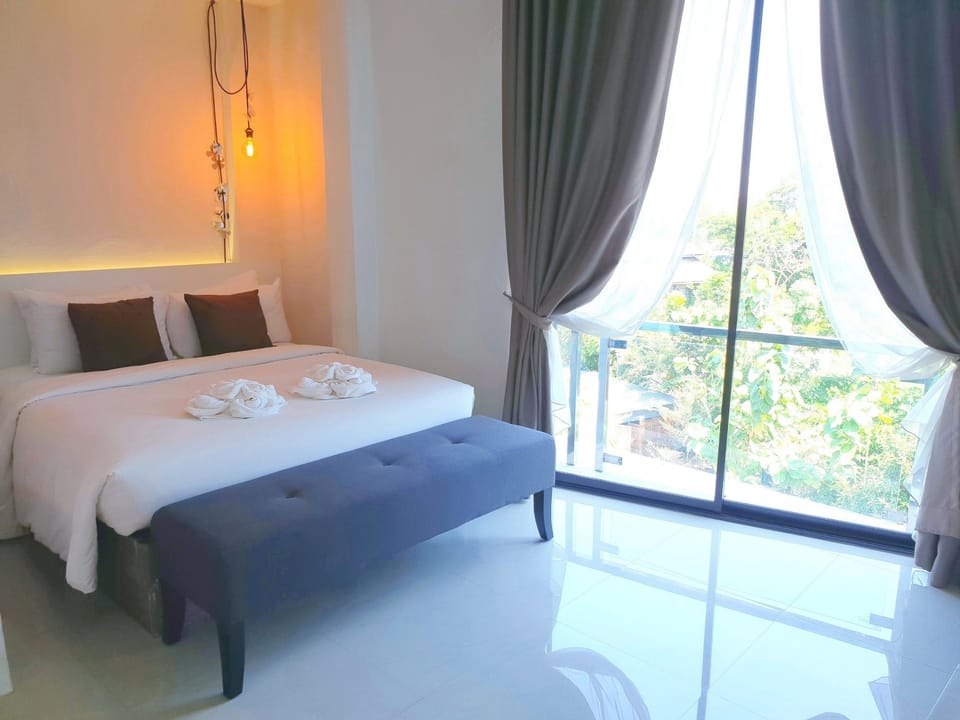 Deluxe Queen Jacuzzi Room | Premium bedding, memory foam beds, in-room safe, individually decorated