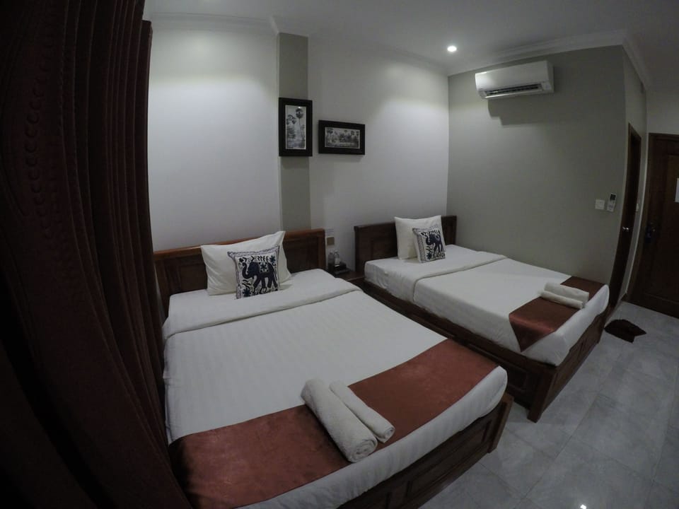 Twin Room | In-room safe, desk, WiFi (free)