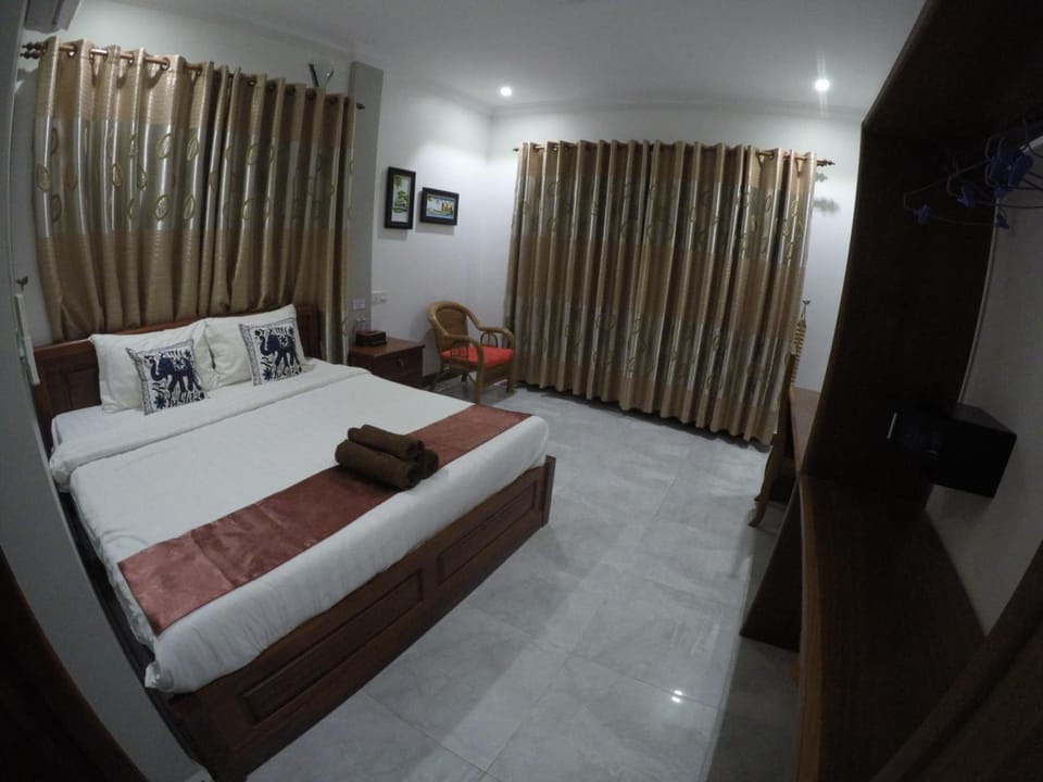 In-room safe, desk, WiFi (free)