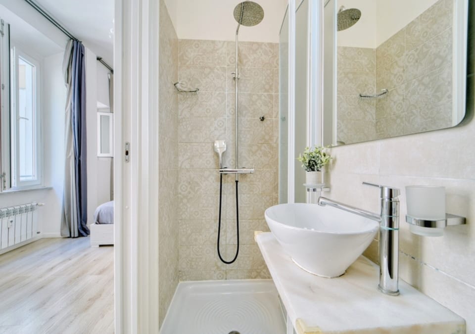 Superior Double Room | Bathroom | Shower, hydromassage showerhead, free toiletries, towels