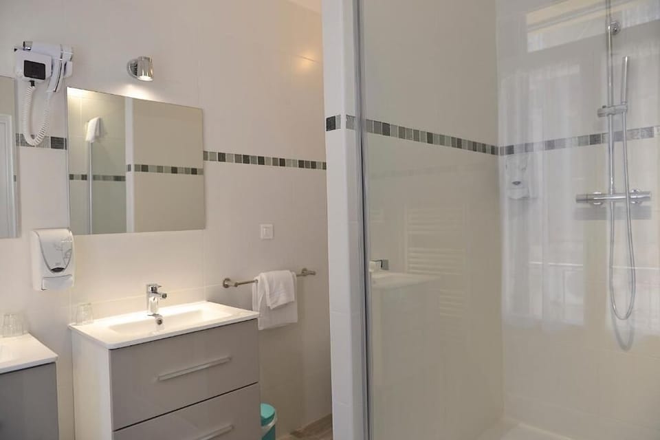 Superior Double Room | Bathroom | Shower, hair dryer, towels, soap