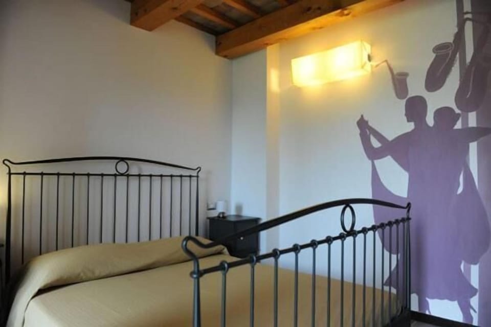 Premium bedding, minibar, WiFi (free), bed sheets