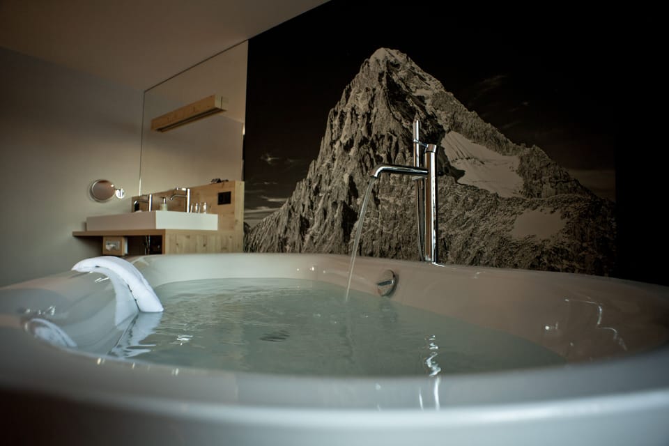 Junior Suite West | Bathroom | Separate tub and shower, deep soaking tub, eco-friendly toiletries