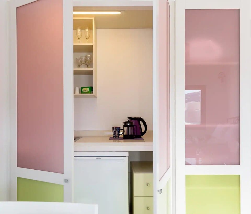 Full-size fridge, microwave, oven, stovetop