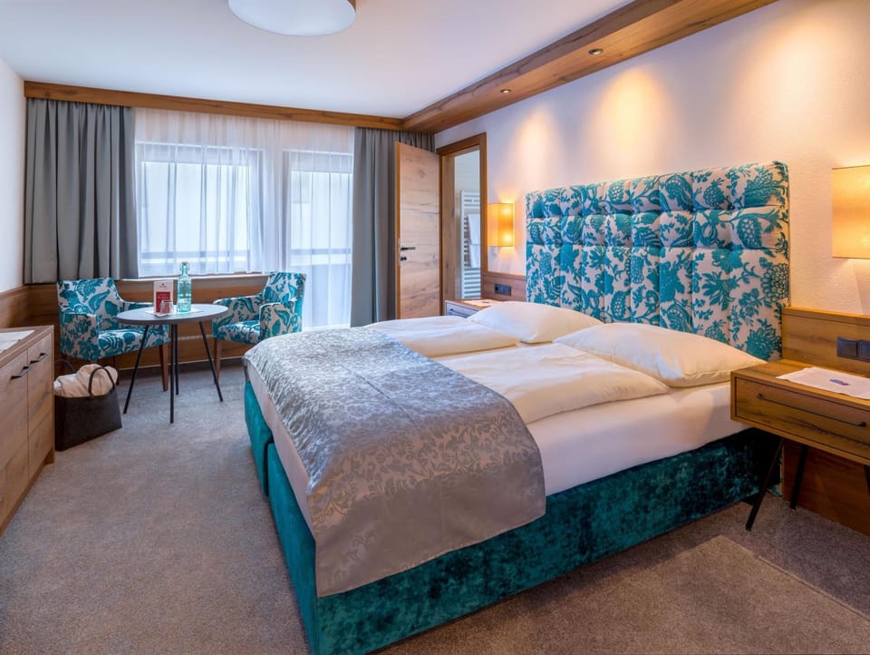 Hypo-allergenic bedding, in-room safe, individually furnished, desk