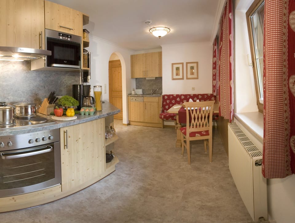 Studio, Balcony | Private kitchen