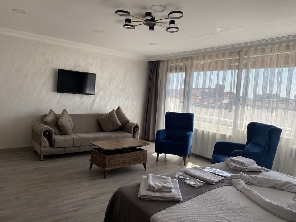 Deluxe Room | Premium bedding, free minibar items, desk, iron/ironing board