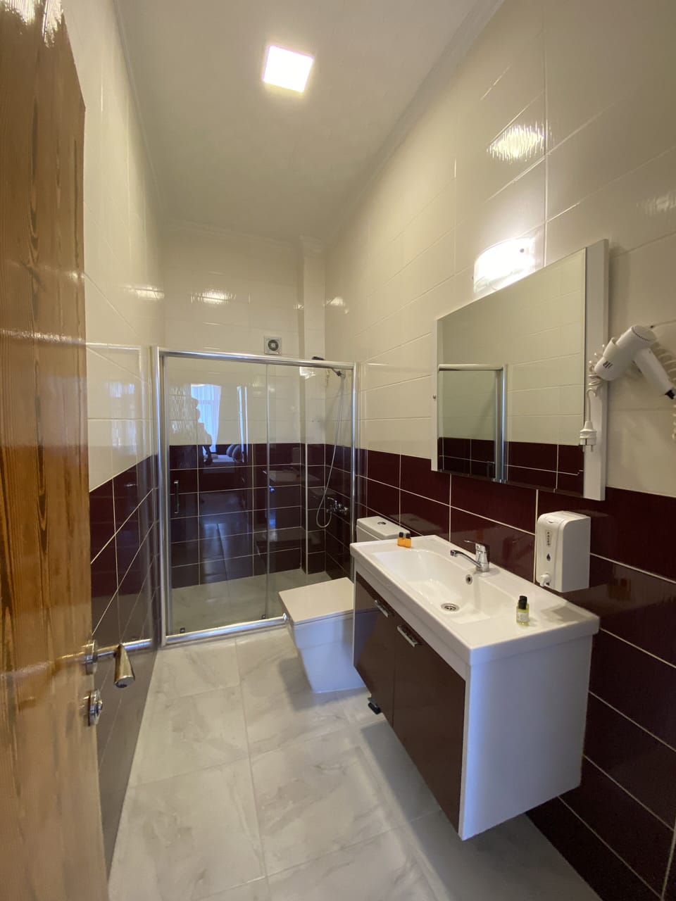 Superior Room | Bathroom | Shower, rainfall showerhead, free toiletries, hair dryer