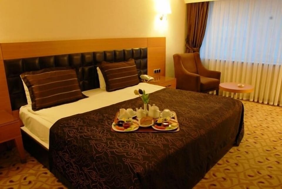 Luxury Room | In-room safe, desk, WiFi (free), bed sheets