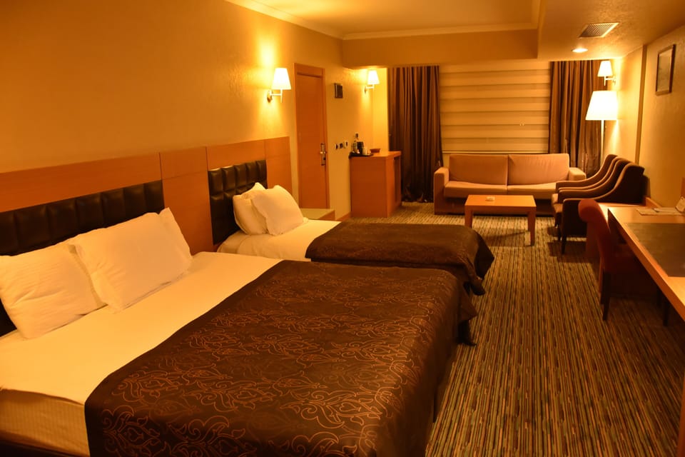 Suite | In-room safe, desk, WiFi (free), bed sheets