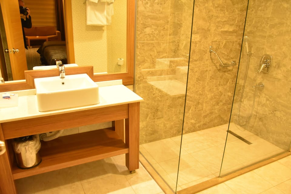 Deep soaking tub, free toiletries, hair dryer, slippers