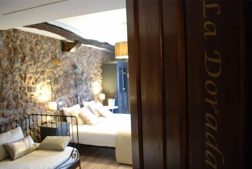 Double Room, Garden View (Dorada) | Desk, blackout drapes, soundproofing, free WiFi