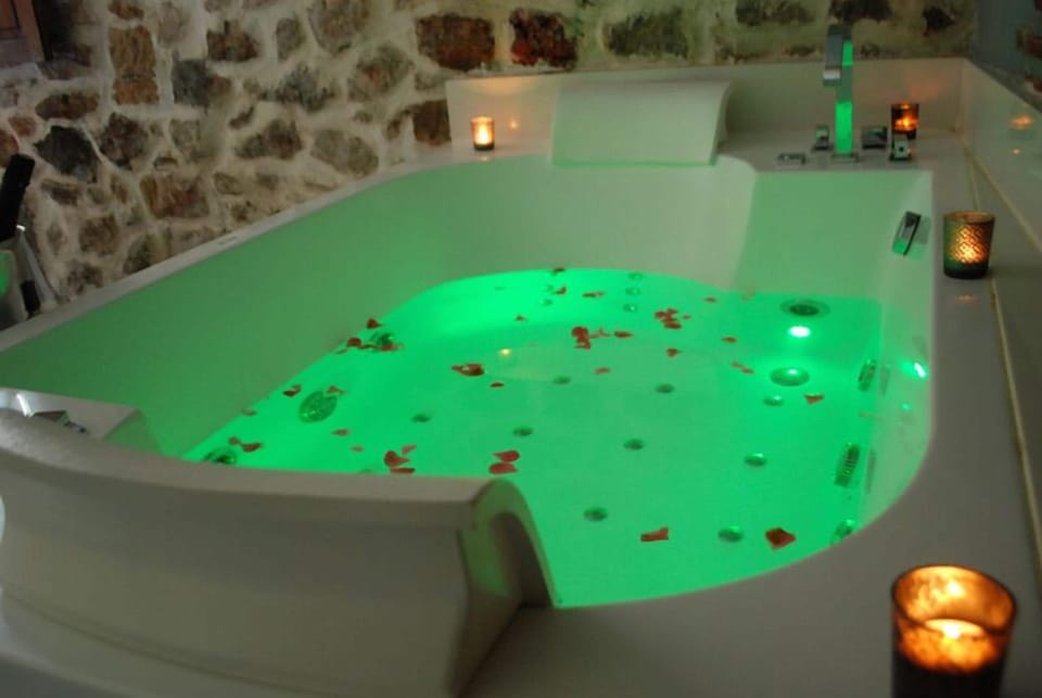 Classic Suite (Griseta) | Bathroom | Bathtub, jetted tub, free toiletries, hair dryer