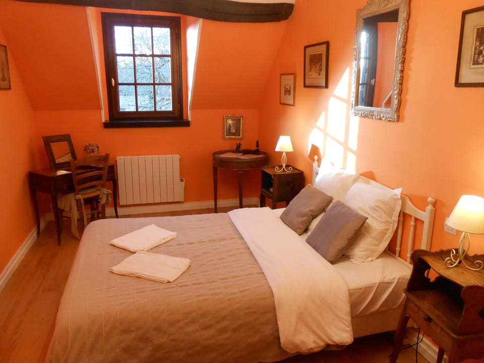 Double Room - Flowers  | Individually decorated, individually furnished, blackout drapes