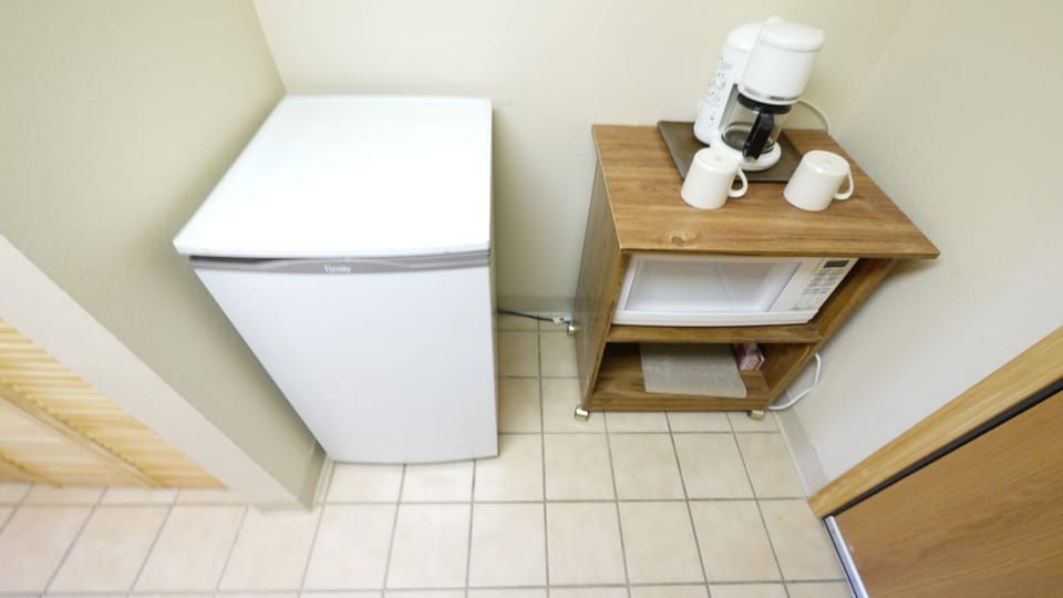 Studio | Private kitchenette | Fridge, microwave, coffee/tea maker