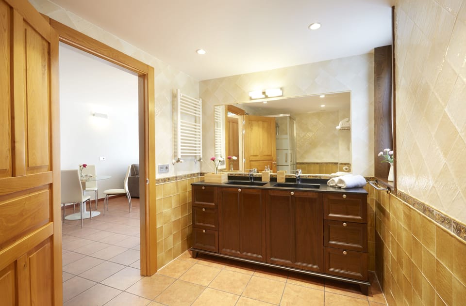 Superior Apartment, 1 Double Bed with Sofa bed, Mountain View | Bathroom | Shower, free toiletries, towels