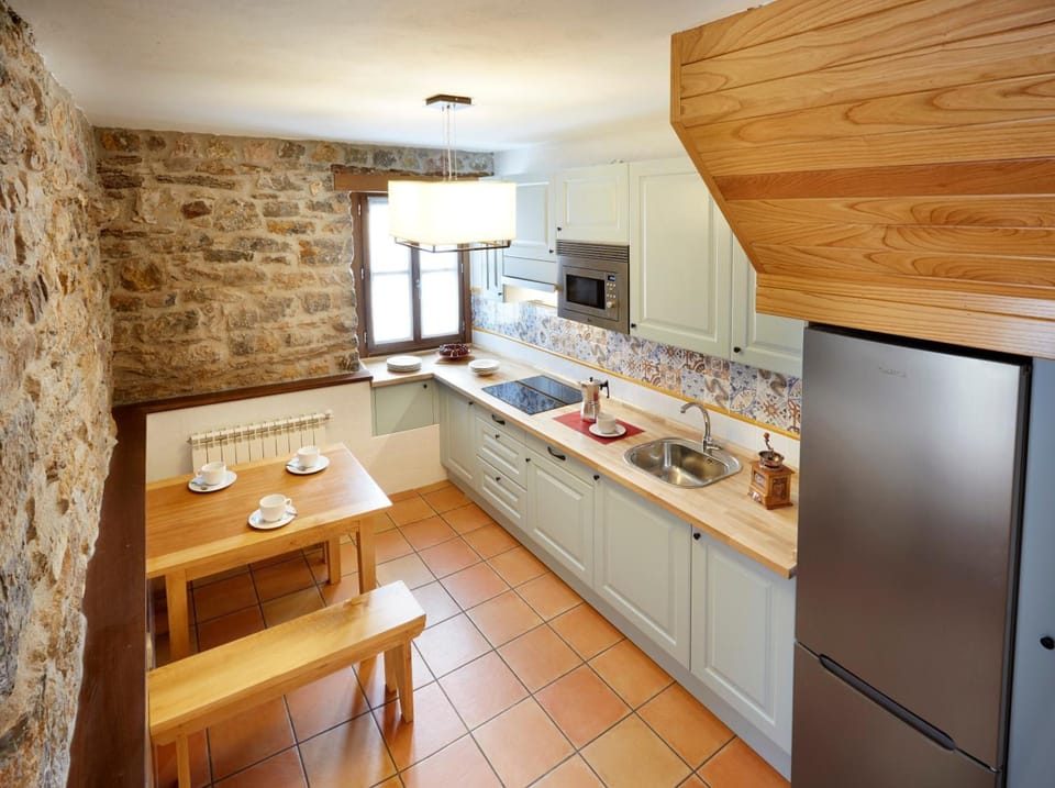 Full-size fridge, microwave, stovetop, coffee/tea maker