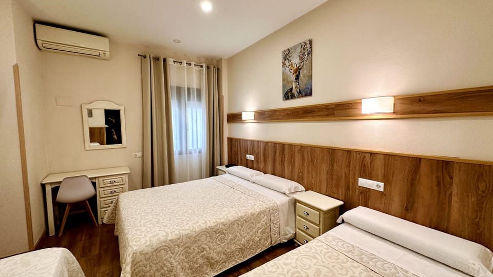 Quadruple Room | Desk, soundproofing, iron/ironing board, free WiFi