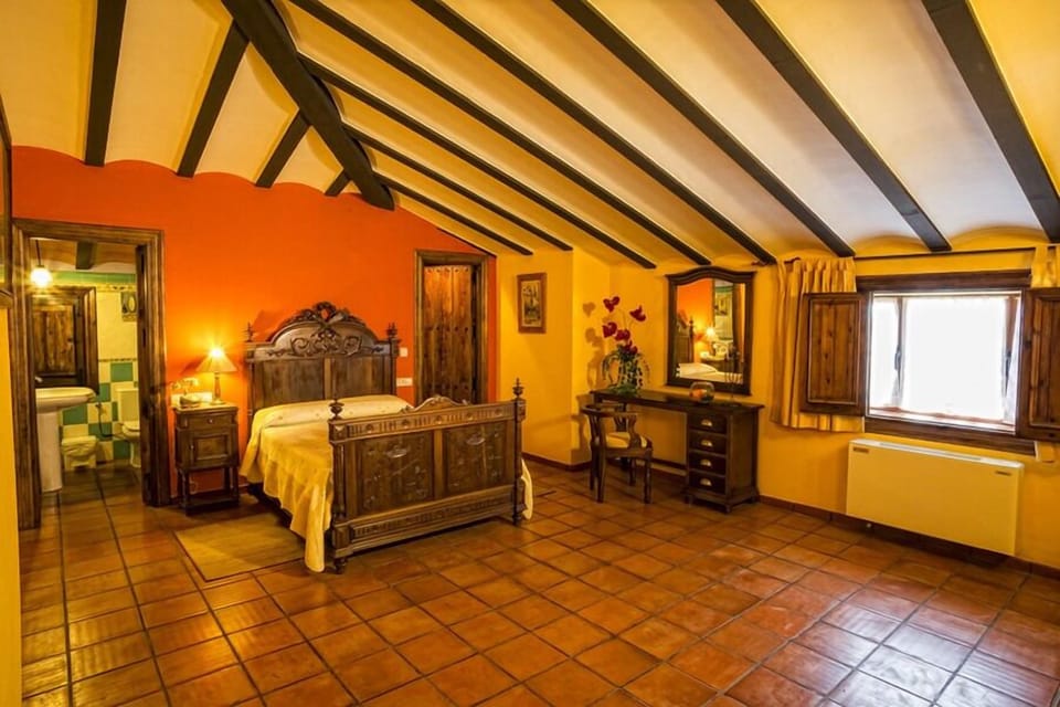 Suite | Desk, blackout drapes, iron/ironing board, free WiFi