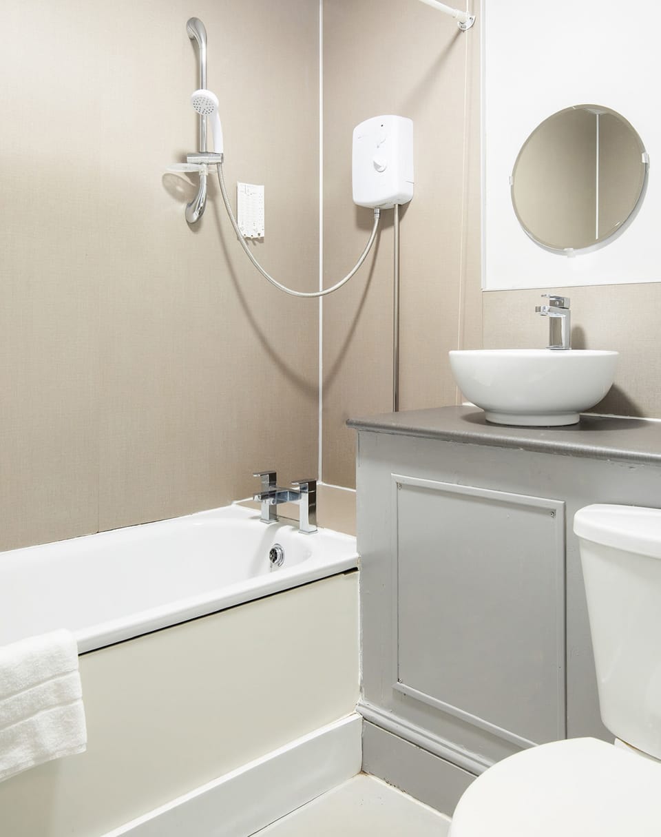 Standard Triple Room, Multiple Beds | Bathroom | Shower, towels