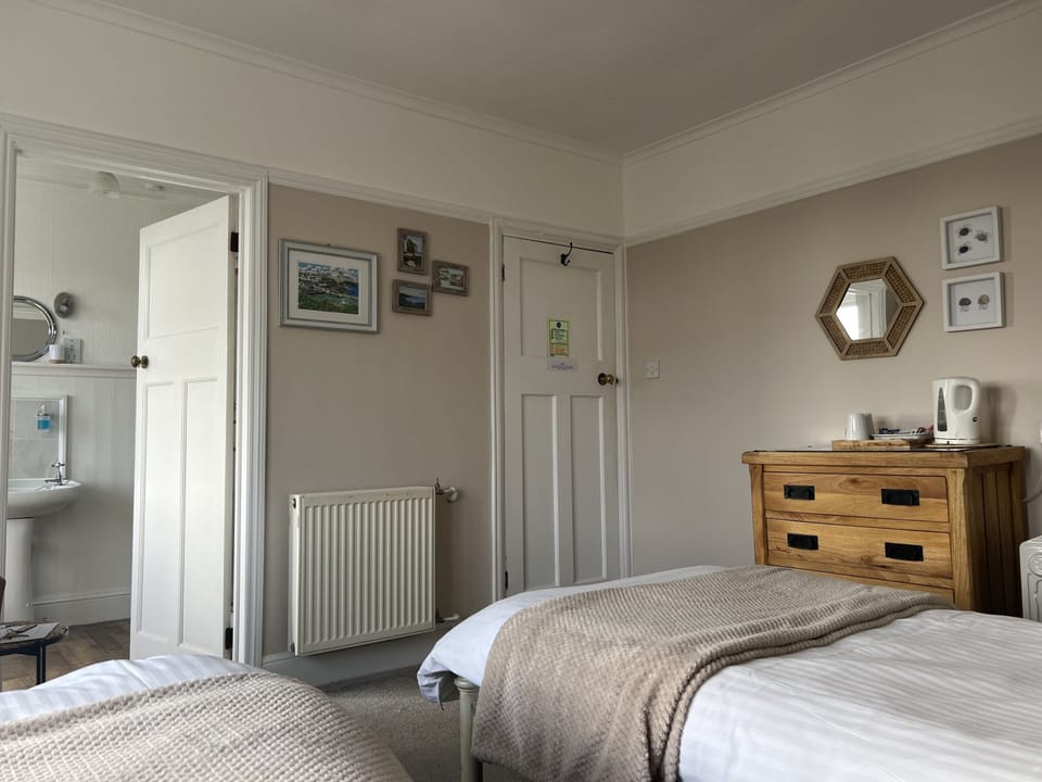 Twin Room, Ensuite (Mevagissey Room)
