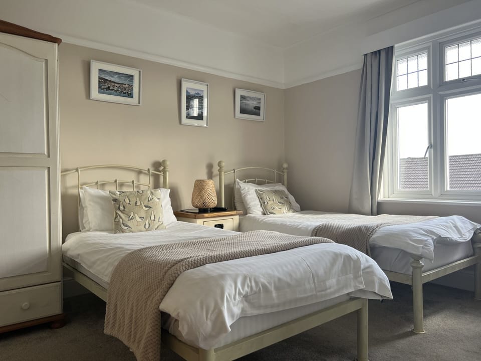 Twin Room, Ensuite (Mevagissey Room)