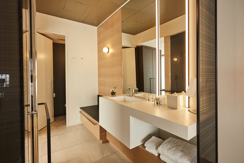 Premium Room, 1 King Bed, City View, Corner | Bathroom | Designer toiletries, hair dryer, bathrobes, slippers