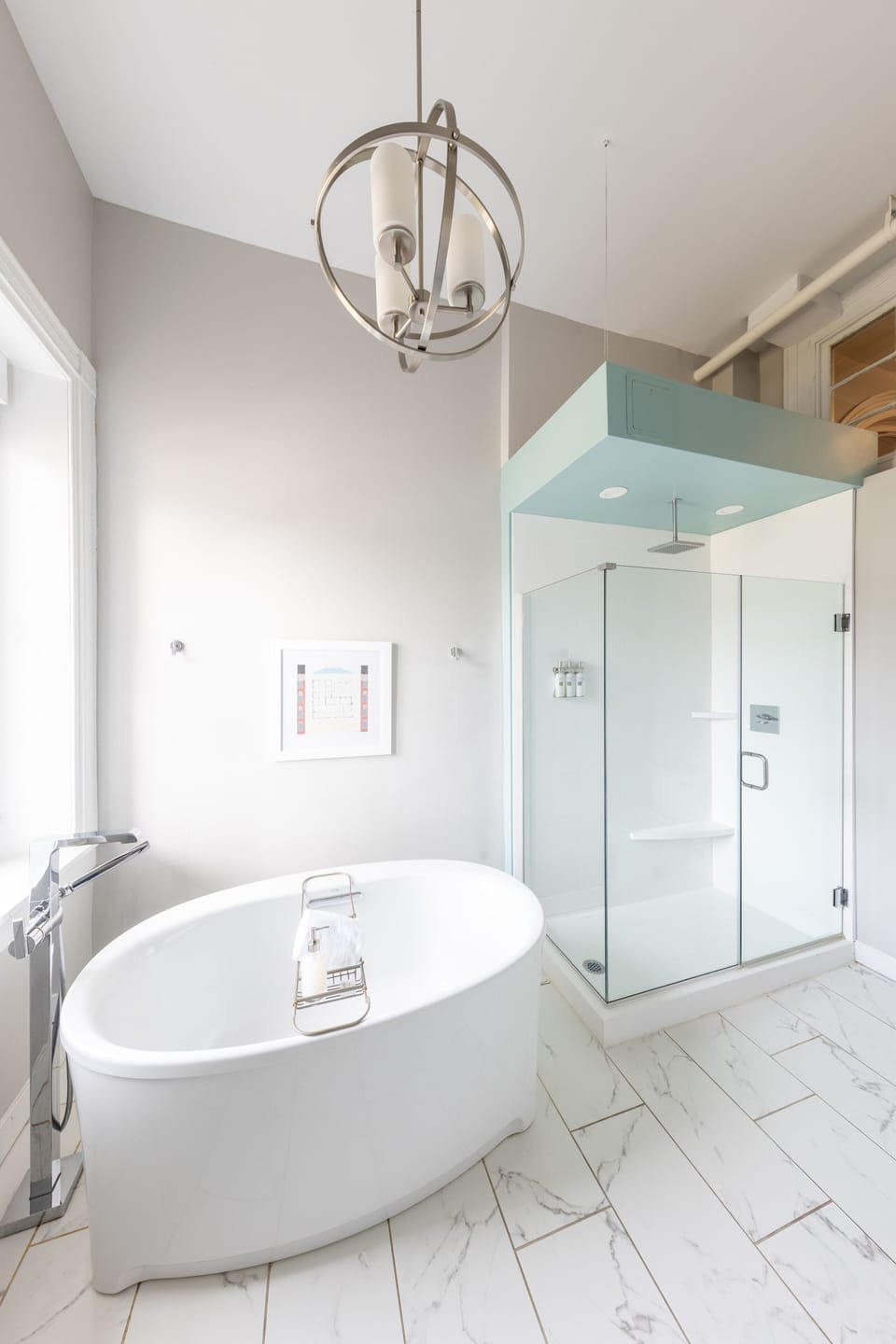 Deluxe Room, 1 Queen Bed, Bathtub | Bathroom | Shower, free toiletries, hair dryer, towels