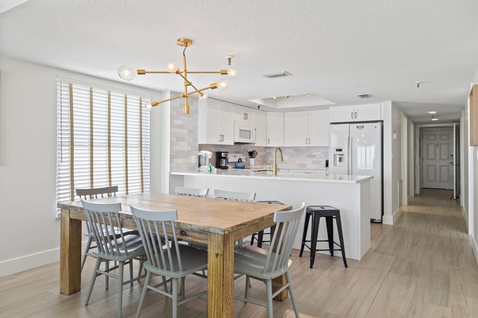 Beach Place 412 Dining Area