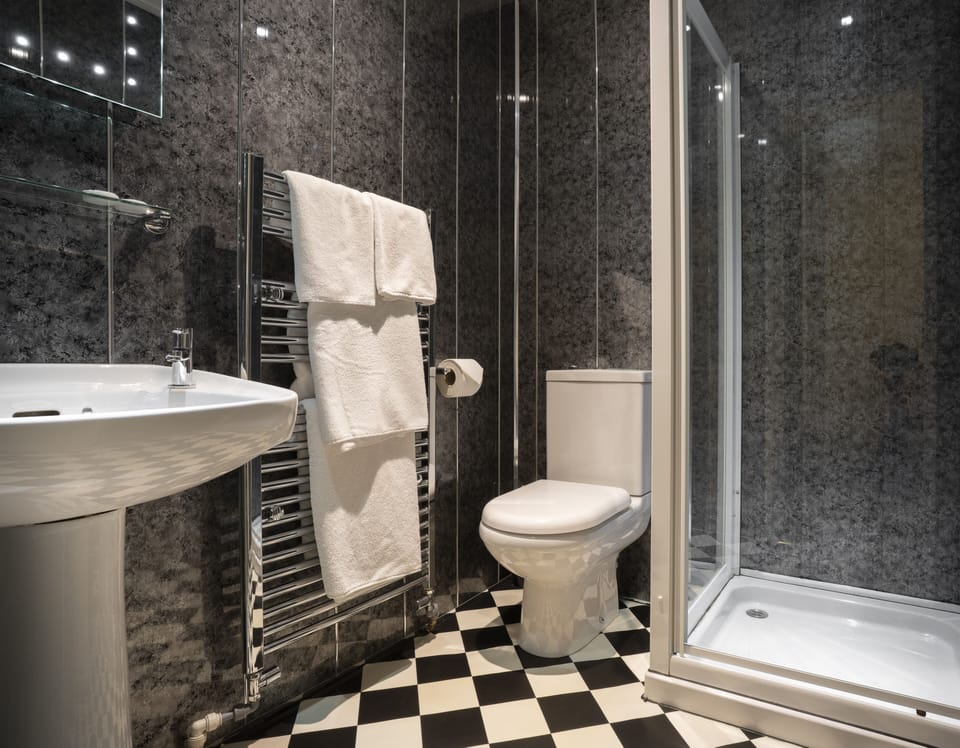 Twin Room, Ensuite | Bathroom | Towels