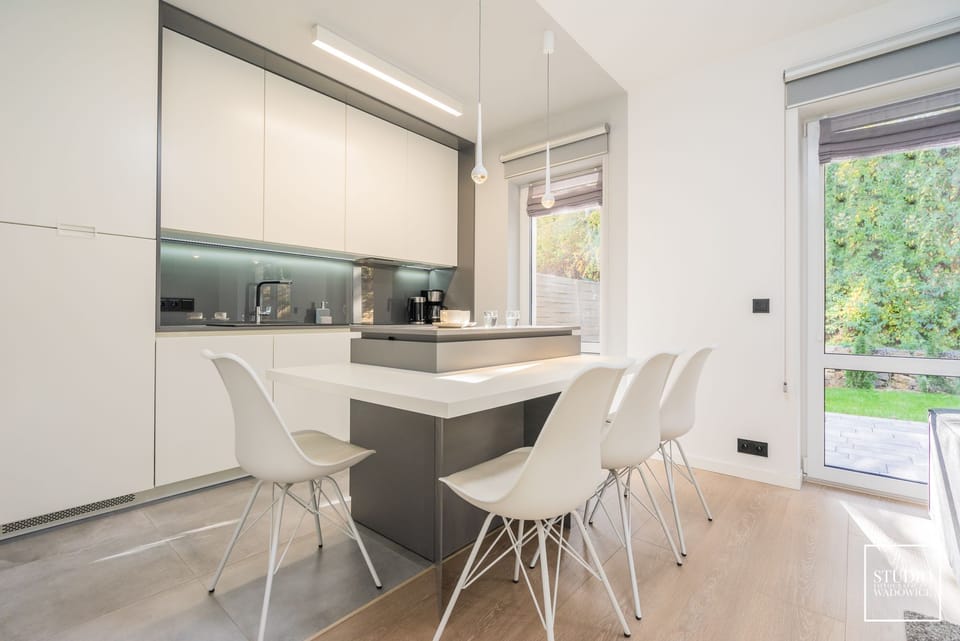 Luxury Apartment, 3 Bedrooms | Private kitchenette | Oven, stovetop, dishwasher, electric kettle